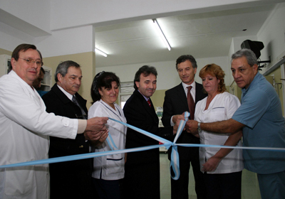 El jefe de Gobierno de la Ciudad de Buenos Aires, Mauricio Macri, junto al Ministro de Salud, Jorge Lemus, inaugur la sala de dilisis del Hospital Santojanni. Foto: Sandra Hernndez/GCBA.