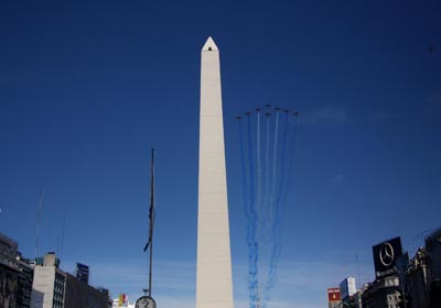Aviones de la Patrouille de France volaron sobre el Obelisco. Foto: Claudio Spina/GCBA.