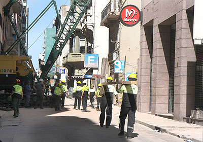 Tareas realizadas por personal de emergencias, en el edificio que colaps en Bartolom Mitre 1200. Foto: Mnica Martnez/GCBA.