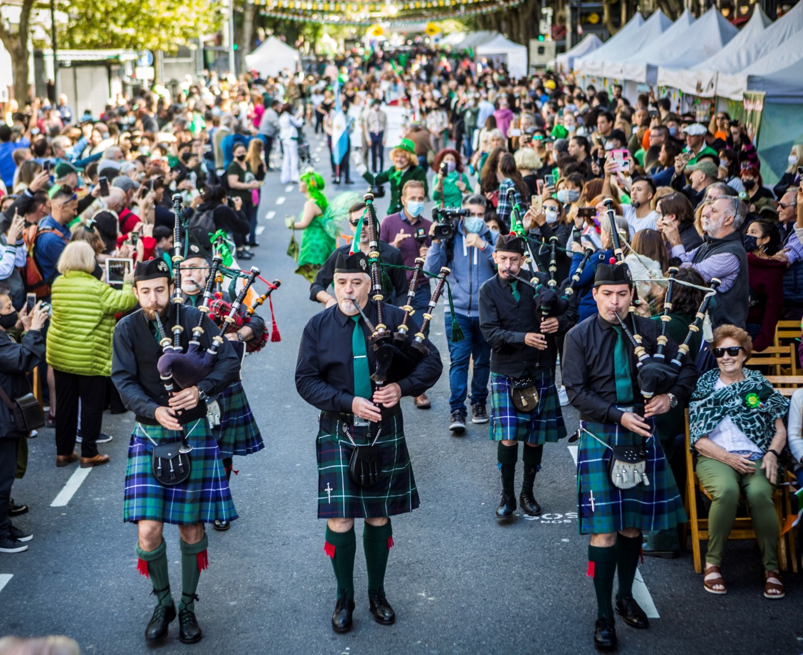 La ciudad invita a disfrutar un sábado teñido de verde y al ritmo de las gaitas