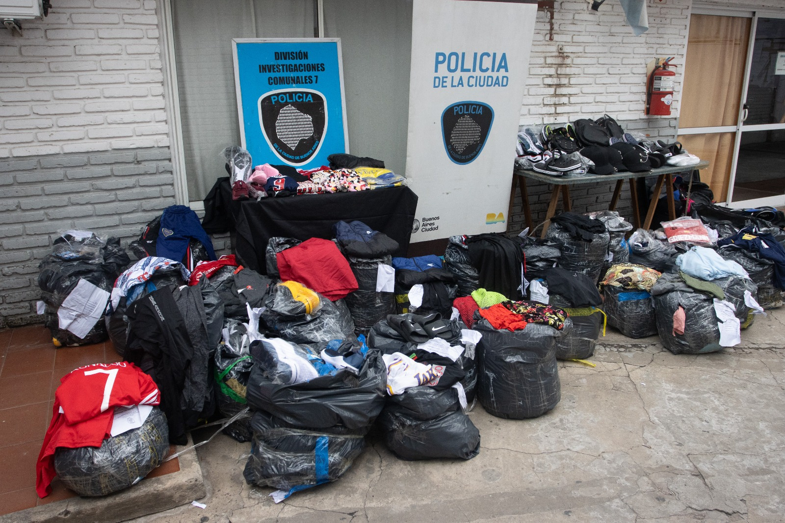 La Policía de la Ciudad donó a Cáritas gran cantidad de mercadería secuestrada en allanamientos