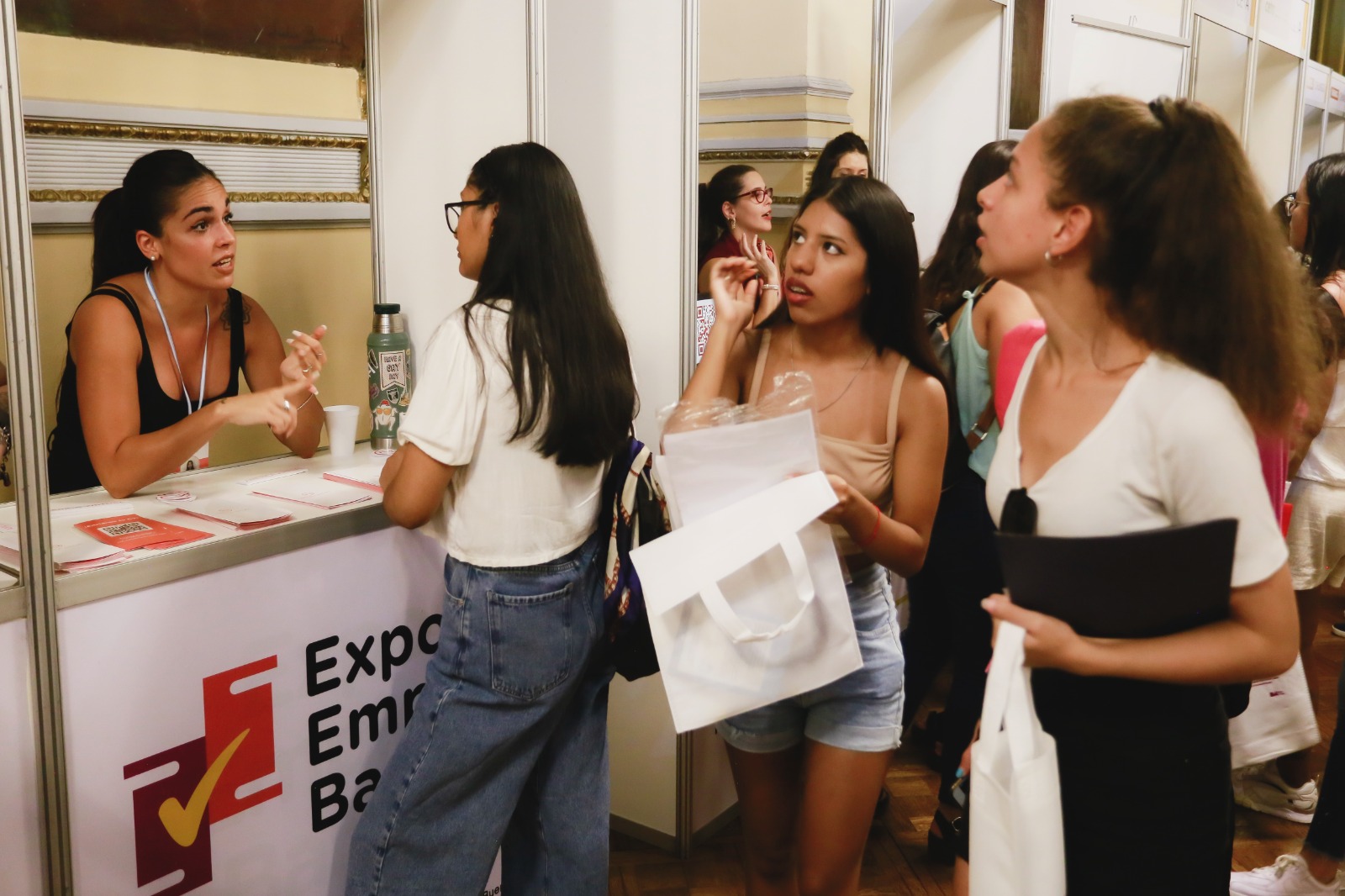 Oportunidades de trabajo para mujeres: Llega una edición de Expo Empleo Barrial exclusiva para vos