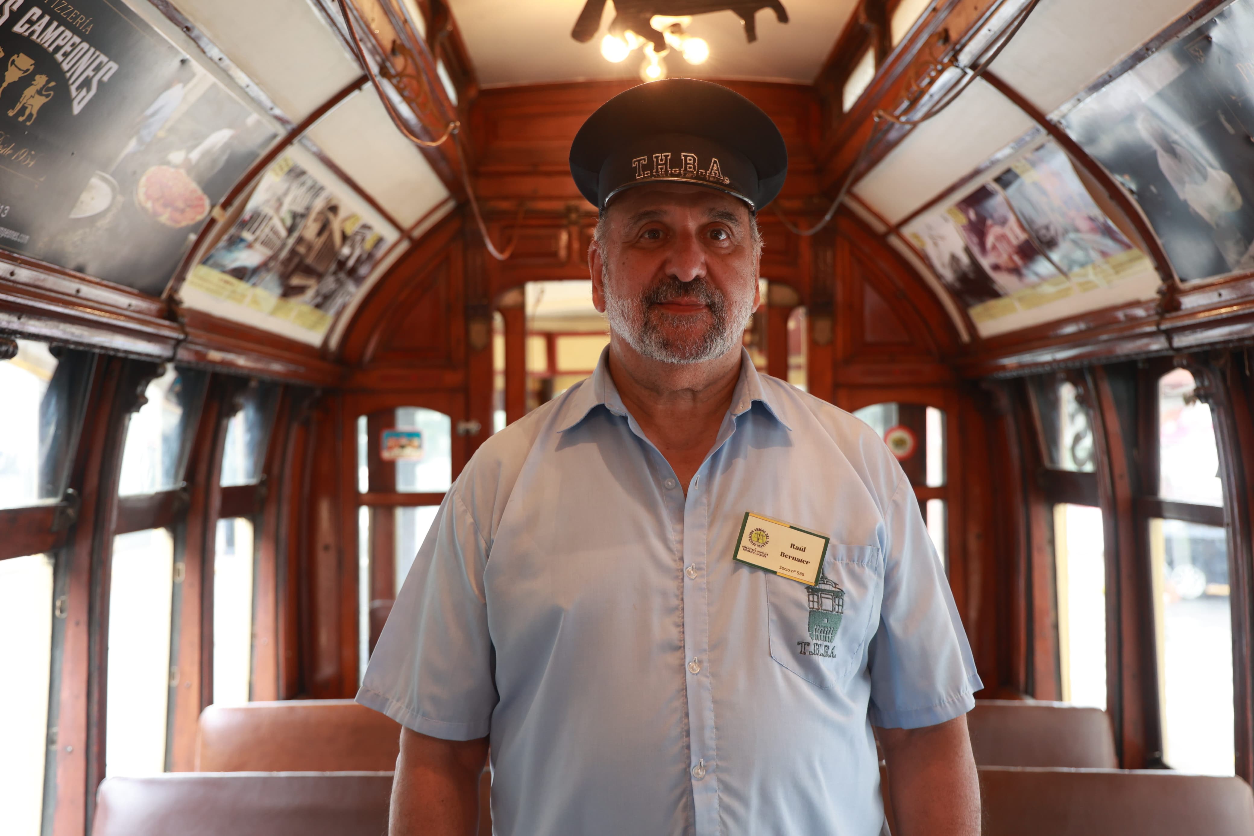 Viajaba con su abuelo en tranvía, hoy es maquinista y ofrece recorridos gratuitos en el corazón porteño