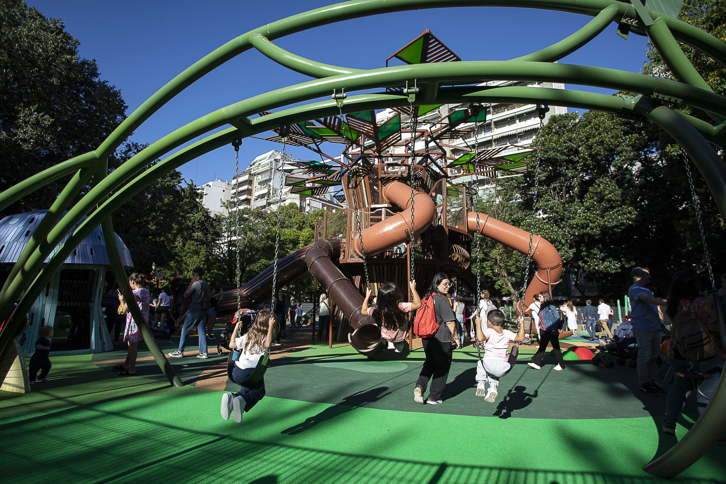 La Ciudad abrió el nuevo patio de juegos de la Plaza Intendente Casares, en Palermo