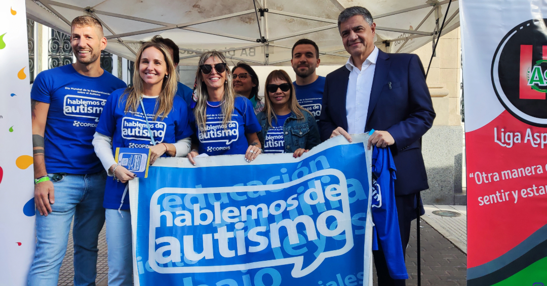 Fotografia con parte del equipo de COPIDIS, Jorge Macri y Leonardo Ruiz con la remera azul por el autismo