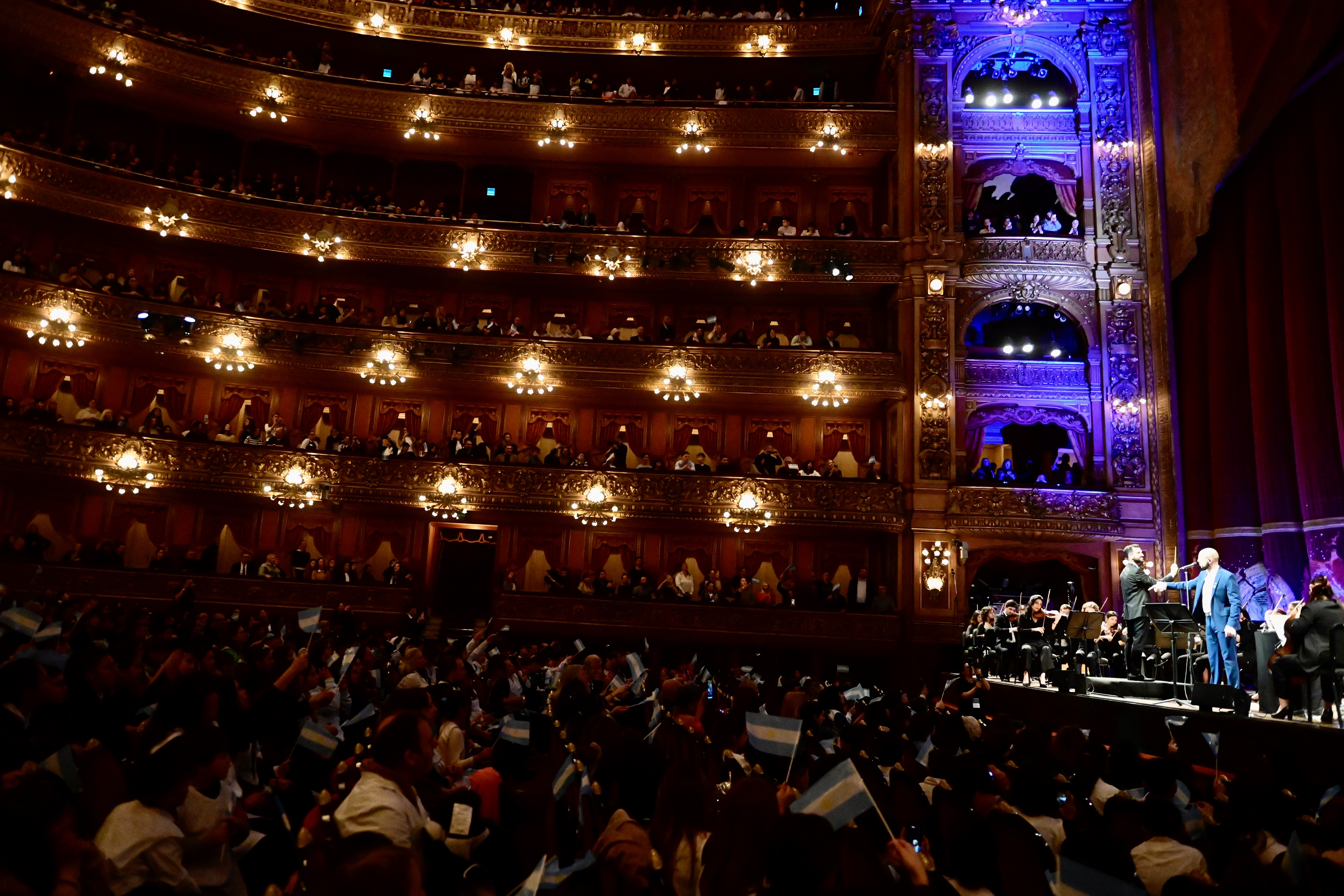 Abel Pintos en el Teatro Colón, con alumnos porteños por el 9 de julio 
