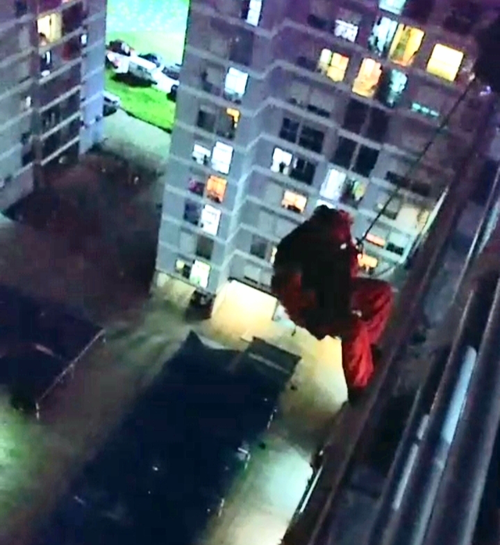 El GER de Bomberos de la Ciudad salvó a una joven que intentó saltar desde un piso 12