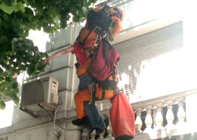 Los Bomberos de la Ciudad rescataron a un hombre que quiso tirarse de un balcón en recoleta