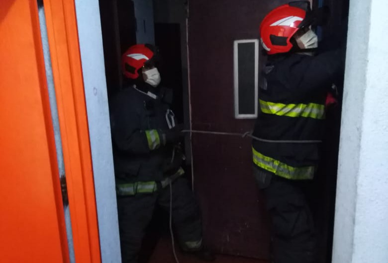 Cayó 8 pisos por el hueco del ascensor: fue rescatado por los Bomberos