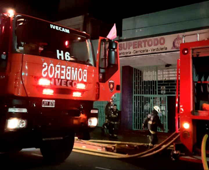 Los Bomberos de la Ciudad controlaron un incendio en un supermercado de villa urquiza