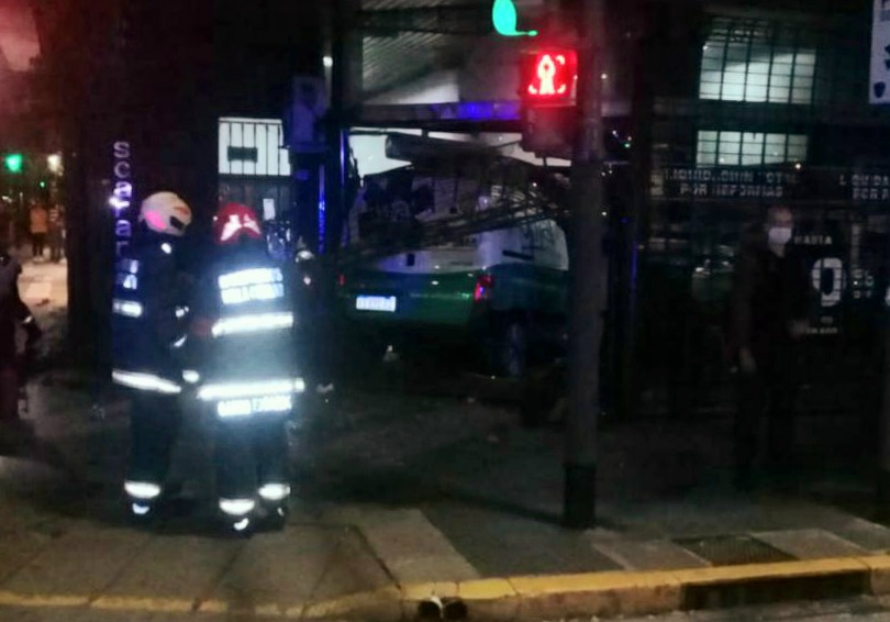 Choque en recoleta: una ambulancia se incrustó en un local