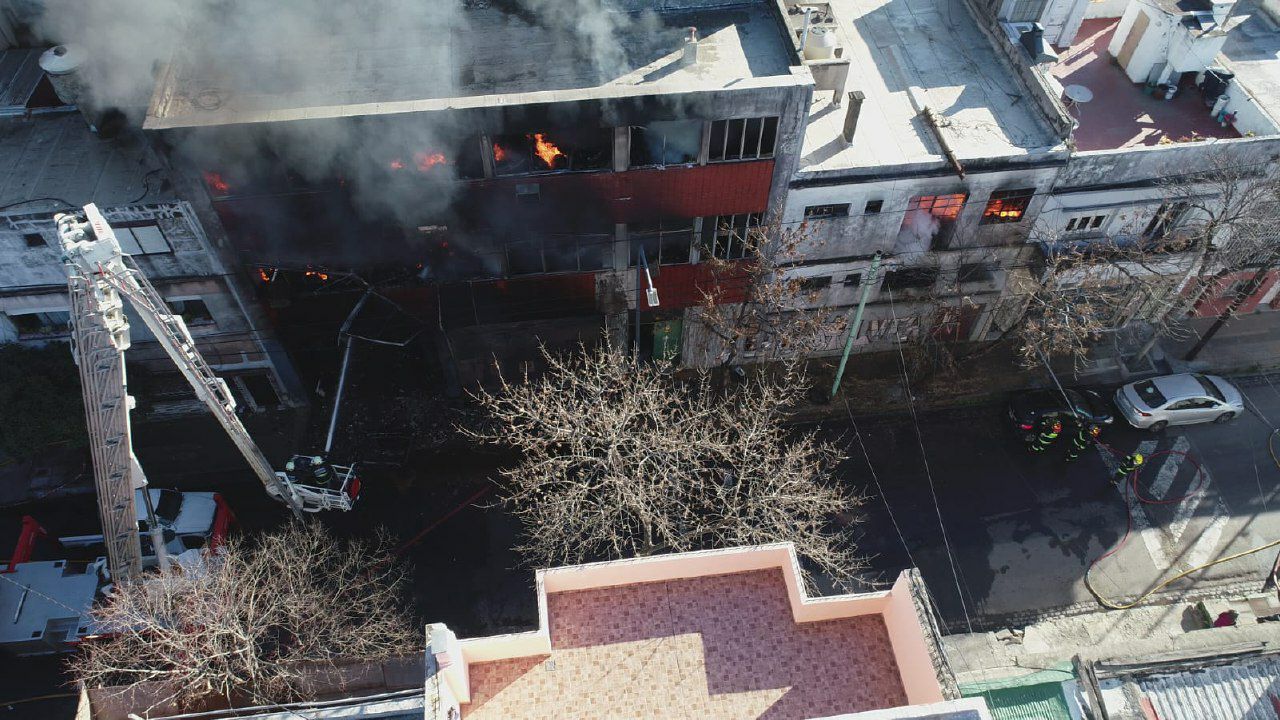 Bomberos de la Ciudad controlaron un incendio de magnitud en un depósito de Barracas 