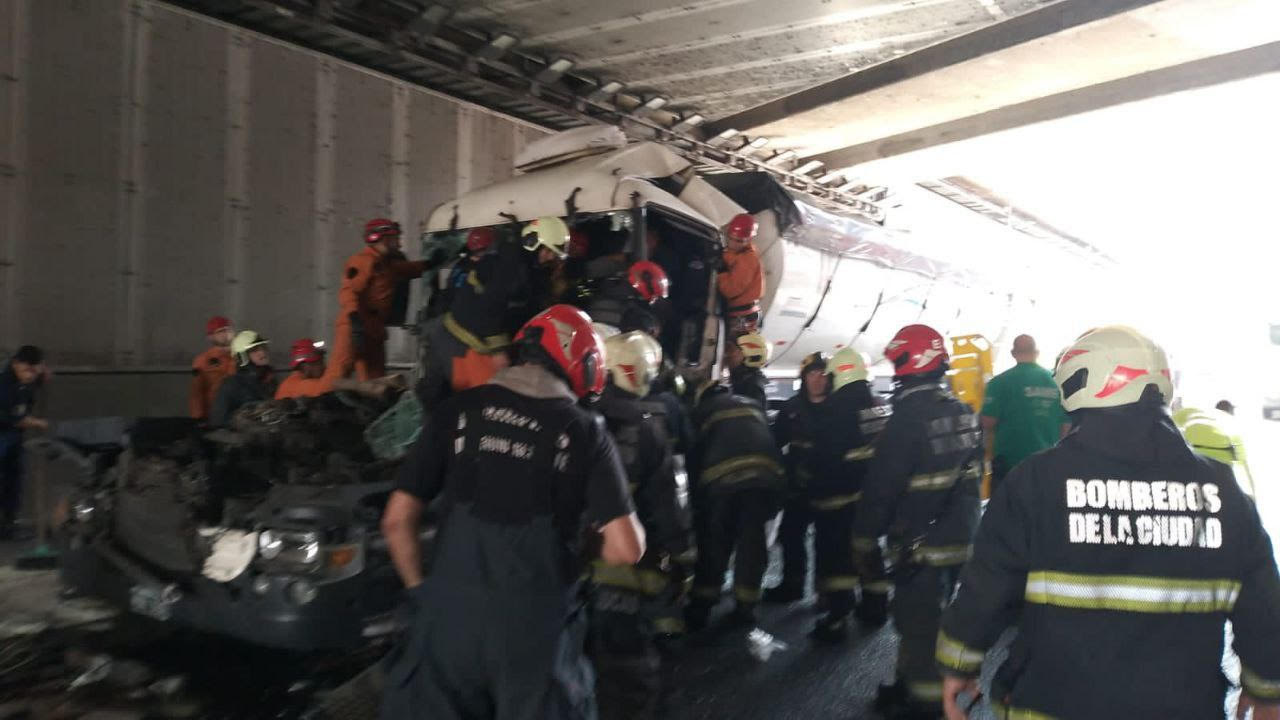 Choque de camiones: Bomberos de la Ciudad rescató a un conductor atrapado