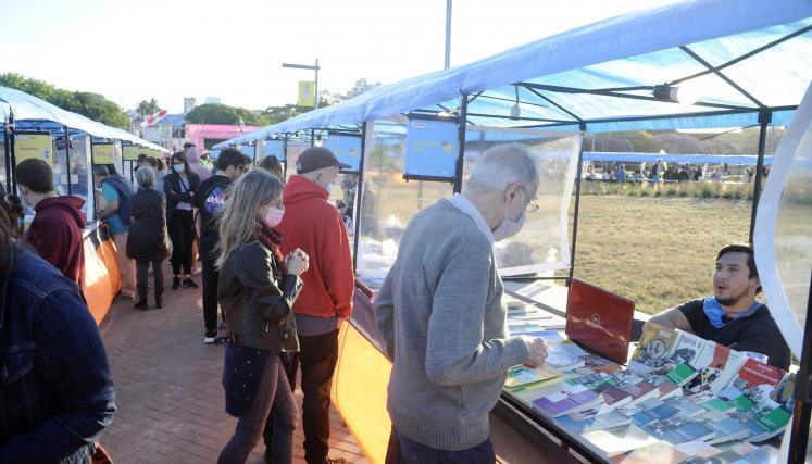 La tercera edición de la Feria de Editoriales y Librerías de Buenos Aires se realizó al aire libre en la Plaza Brasil, con una programación pensada para público juvenil.