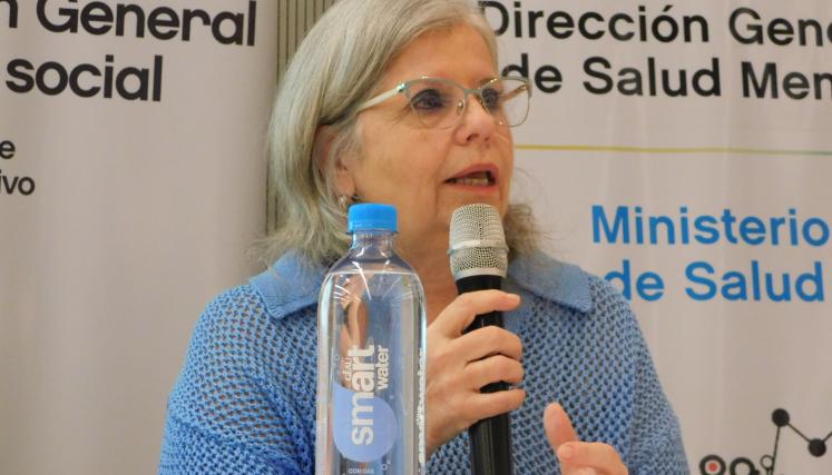 Dra. Ana Bou Pérez al micrófono