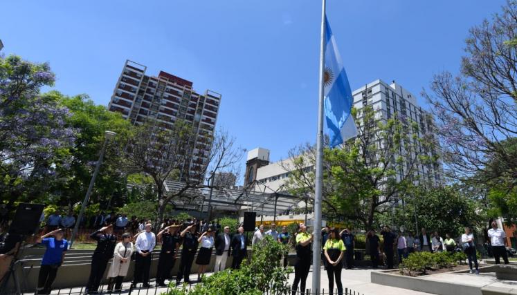 El acto comenzó con el izamiento de la Bandera Nacional acompañada por los estandartes de Bomberos de la Ciudad y Defensa Civil.