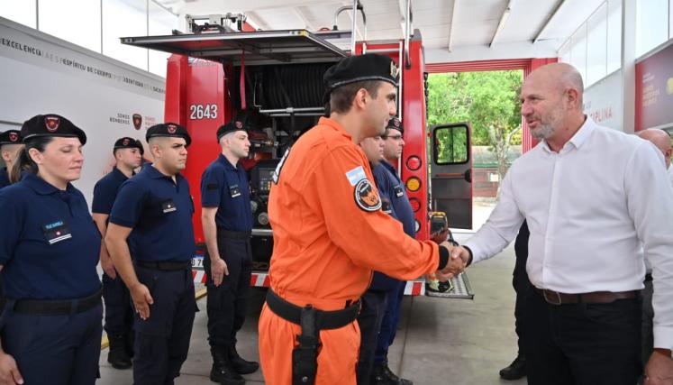 El ministro de Justicia y Seguridad, Waldo Wolff, durante el reconocimientos a Bomberos de la Ciudad y al personal de Emergencias. 