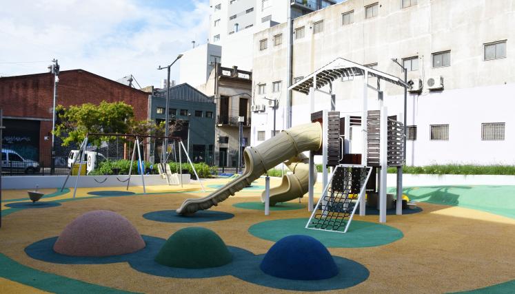 Nuevo patio de juegos en Plaza Monserrat
