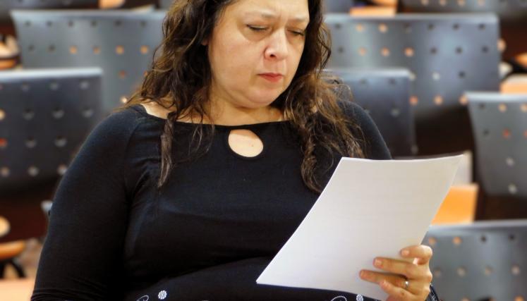 foto de mujer leyendo un documento