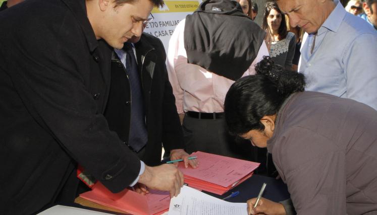 El jefe de Gobierno porteño, Mauricio Macri, encabezó hoy en el Barrio INTA el acto durante el cual se firmaron 180 escrituras. Foto María Inés Ghiglione-gv/GCBA.-