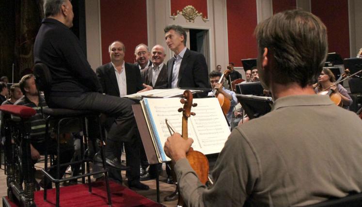 El jefe de Gobierno de la Ciudad de Buenos Aires, Mauricio Macri, saludó en el Teatro Colón al afamado Director de Orquesta indio Zubin Mehta.  Foto Mariana Sapriza-gv/GCBA.-