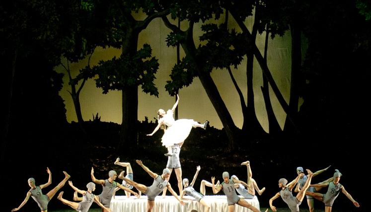El Ballet Estable del Teatro Colón, dirigido por Lidia Segni, presenta Alicia en el País de las Maravillas. Foto: Teatro Colón.