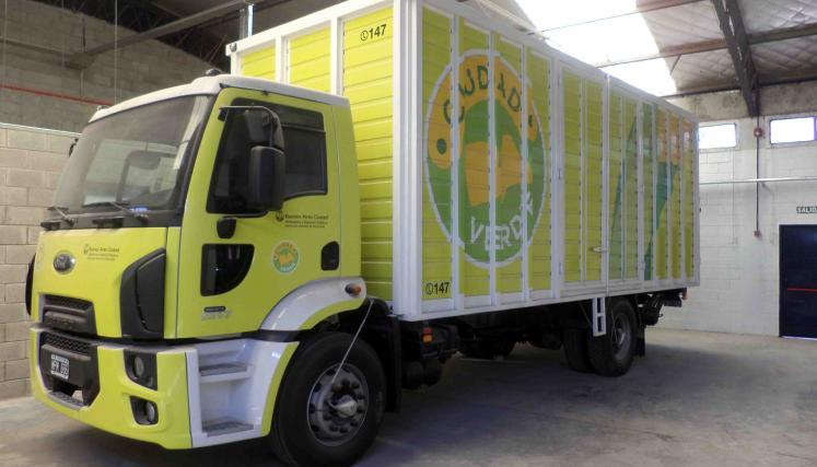 Camión de servicio de recolección de las cooperativas de recuperadores urbanos
