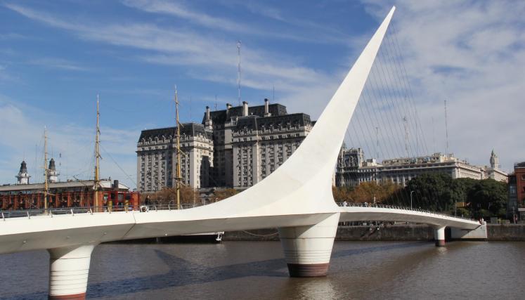 El renovado Puente de la Mujer en Puerto Madero