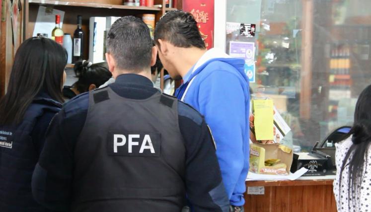Detienen a los dueños de supermercado Chino por presunto delito de “trata de personas”