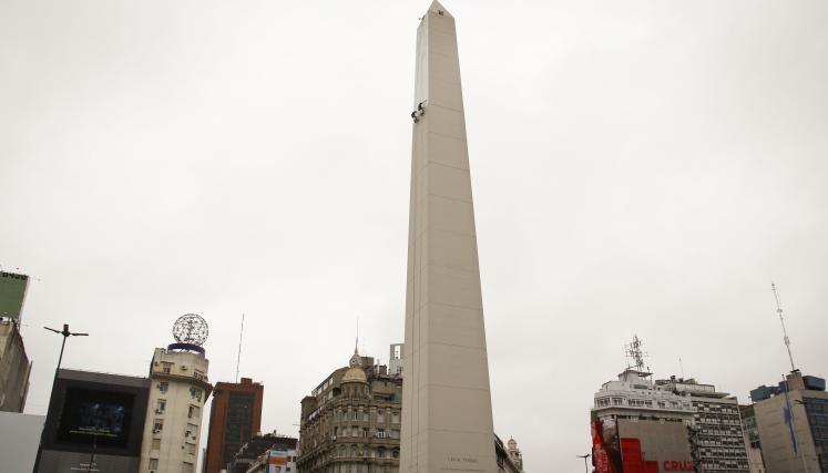 Obra de mantenimiento: repintado en el Obelisco