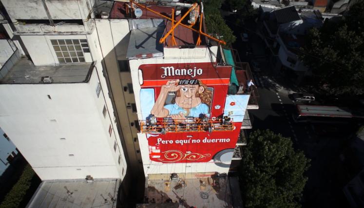 Vista aérea del mural de street art en Niceto Vega y Godoy Cruz