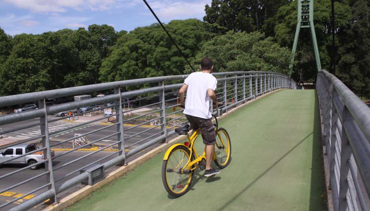 El puente amarillo que conecta los dos principales sectores del parque