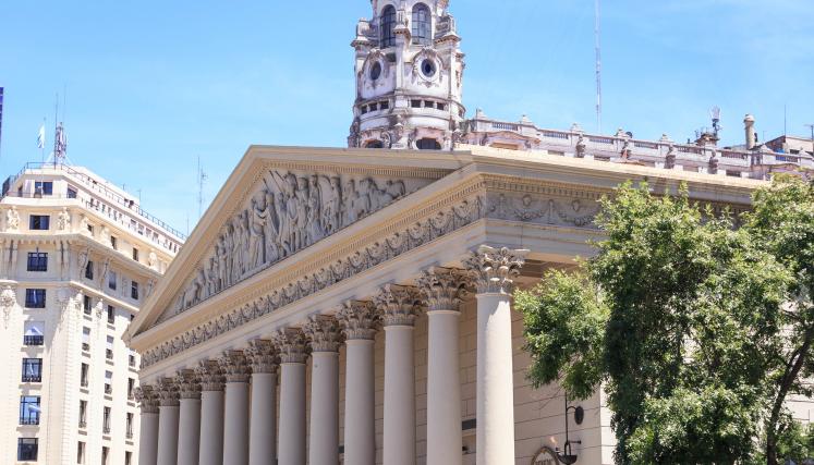 La fachada restaurada de la Catedral de Buenos Aires en Av. Rivadavia 439