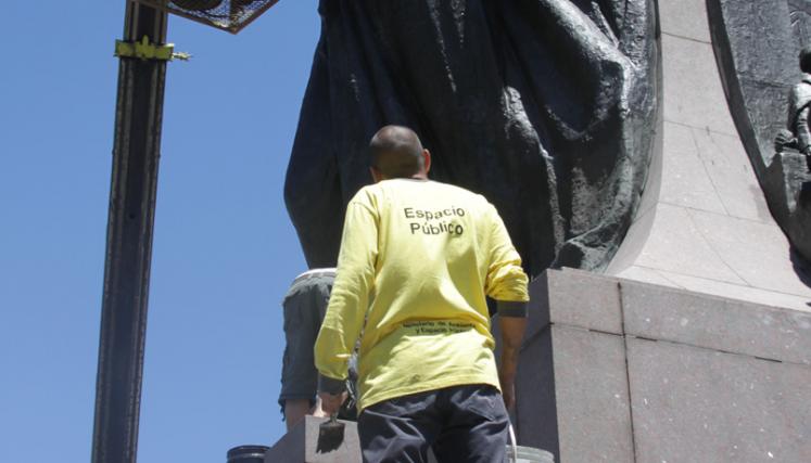 Trabajos de limpieza del monumento a Urquiza en Palermo