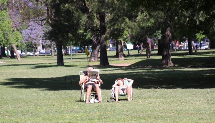 Vecinos que aprovechan la tranquilidad de Plaza Sicilia para relajarse