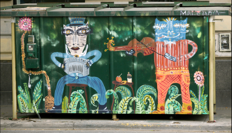 Artistas callejeros pintaron 20 puestos de diarios y revistas en la Ciudad