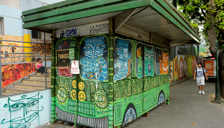 Artistas callejeros pintaron 20 puestos de diarios y revistas en la Ciudad