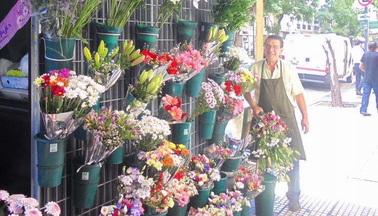 Los nuevos puesto de flores provistos por el Gobierno de la Ciudad de Buenos Aires