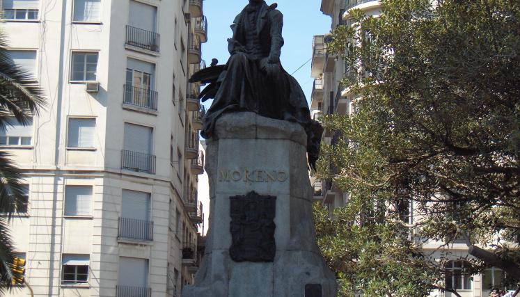El fundador de la Gaceta de Buenos Aires y secretario de la Primera Junta tiene su plaza y su monumento a pasos del Congreso de la Nación. Foto: Wikipedia/user:Sking.