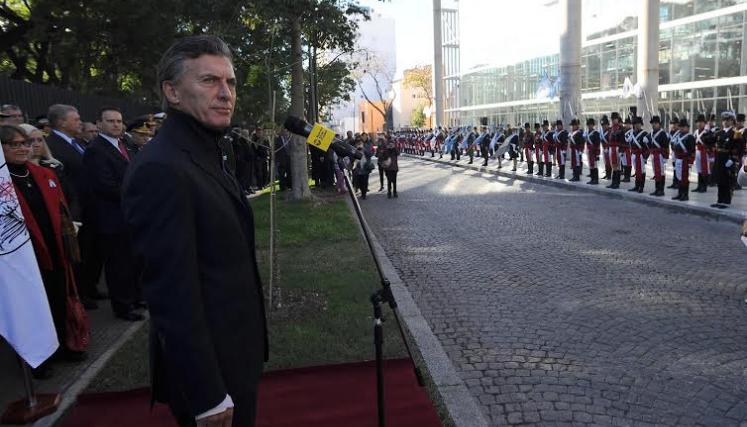 El jefe de Gobierno de la Ciudad de Buenos Aires, Mauricio Macri, presidió en la mañana de hoy,  el acto de izamiento de la Bandera Nacional en la nueva sede comunal en Parque de los Patricios.  Foto: Guillermo Viana-gv/GCBA.