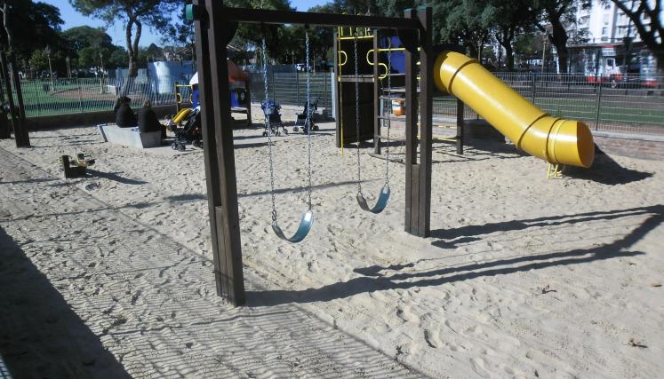 Se cambió la arena del patio de juegos de la Plaza Bolivia.