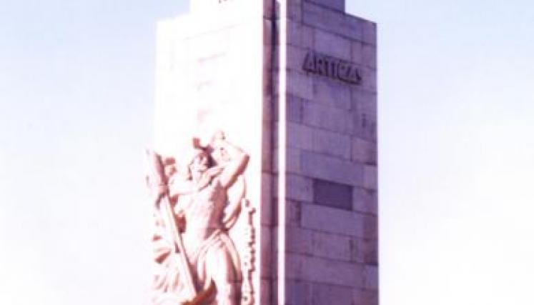 Fuente del Monumento Artigas - Plaza Uruguay
