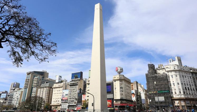 La punta del Obelisco fue ocultada usando un capuchón de dos toneladas.