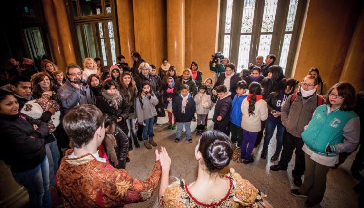 Alumnos de los talleres de “Arte en Barrios” visitaron por primera vez el Teatro Colón. Foto del Ministerio de Cultura/GCBA.