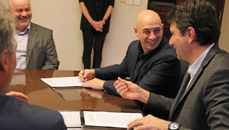 Ocampo, D´Amico y Cocca, sonrientes en la firma del convenio.