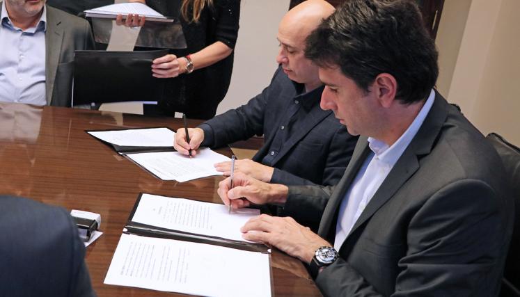 Ocampo y D´Amico, en plena firma del convenio.