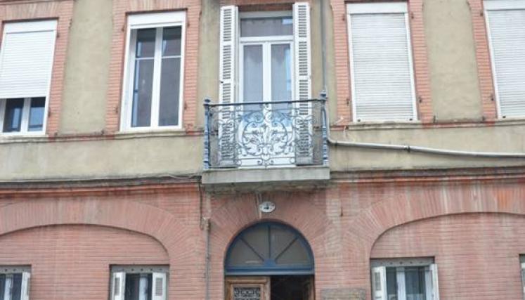 mágenes del edificio en el que se encontraba la casa de Hélêne Camarès y Alphonse Julien Carichou. La dirección de la misma, Canon d’Arcole 4, es la que figura en el certificado de nacimiento de Carlos Gardel.