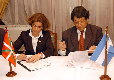 El ministro de Medio Ambiente, Marcelo Vensentini, firm un acta complementaria con la consejera vasca Esther Larraaga Galdos.
