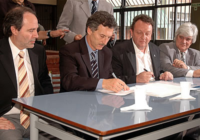 El jefe de Gobierno, Mauricio Macri, junto al ministro de Educacin, Mariano Narodowski,  durante la firma del acuerdo marco entre el Gobierno porteo, la Cmara de Empresas de Software y Servicios Informticos y el Polo IT Buenos Aires.