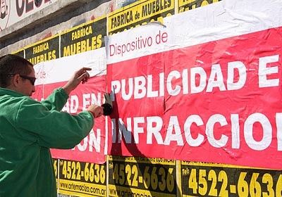 El Gobierno de la Ciudad Autnoma de Buenos Aires realiz un operativo de control de carteles publicitarios en infraccin.